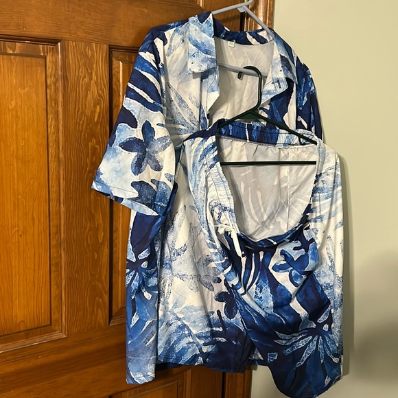 Source Unknown Other - Worn once men’s 2X short sleeve shirt and matching shorts. Hawaiian design